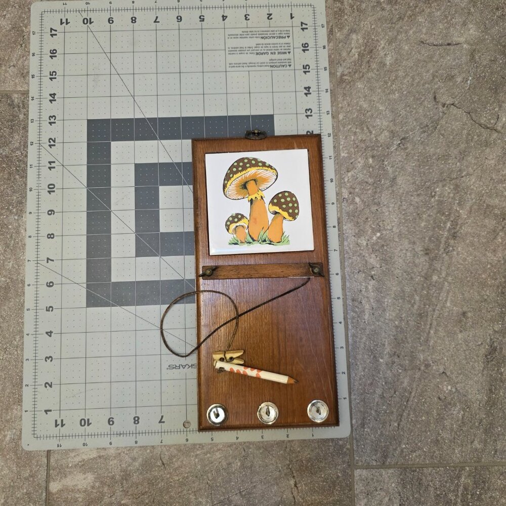 1970's Mushroom Wood Wall Hanging Memo Board Key Holder Merry Vintage - Picture 6 of 6